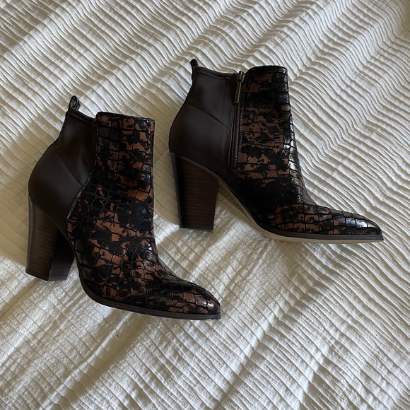 Croc embossed booties - Picture 1 of 3